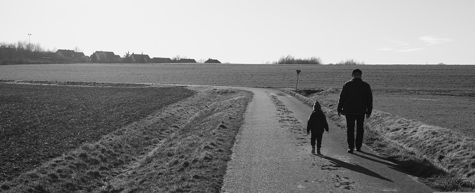 Grand-père et petit-fils se promenant