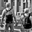 Un couple sénior en train de se promener