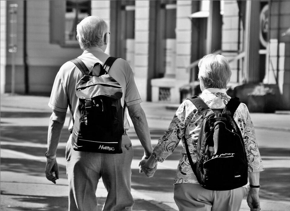 Un couple sénior en train de se promener