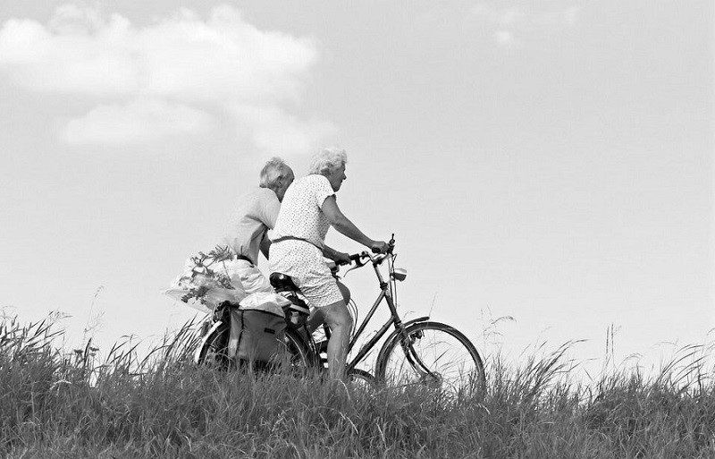 2 personnes âgées en bicyclette