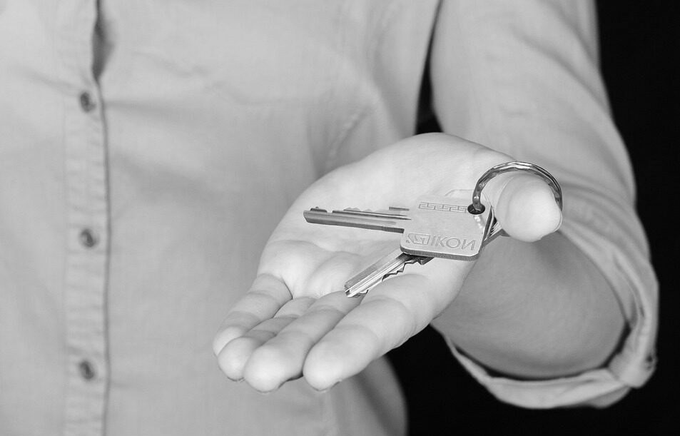 Loyers impayés : une femme tendant les clés d'une maison
