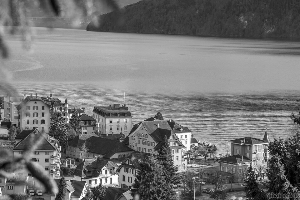 Un ancien quartier sur le bord d'un lac