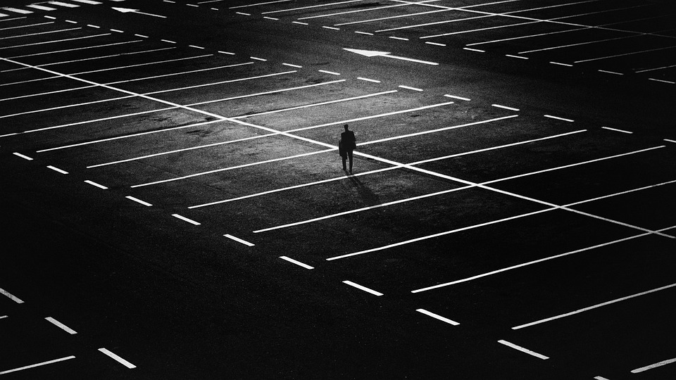 Une personne debout dans un parking