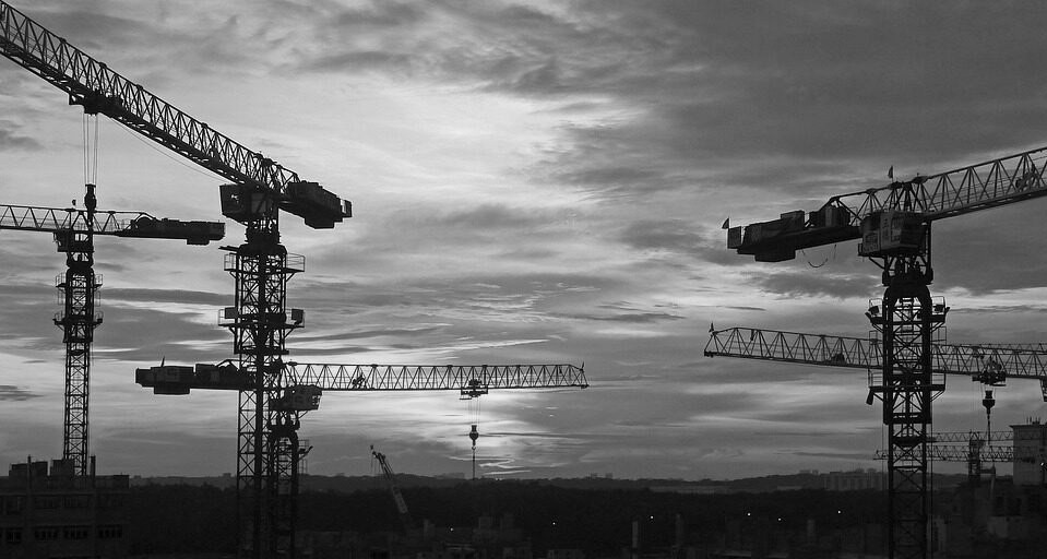 Des grues sur le chantier d'un promoteur immobilier