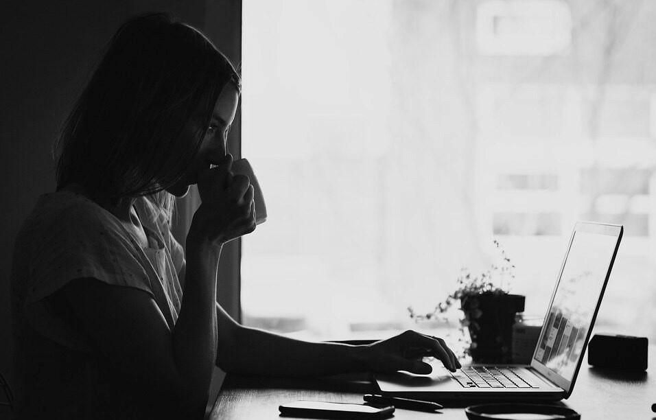 Une jeune femme qui gère une une SCI