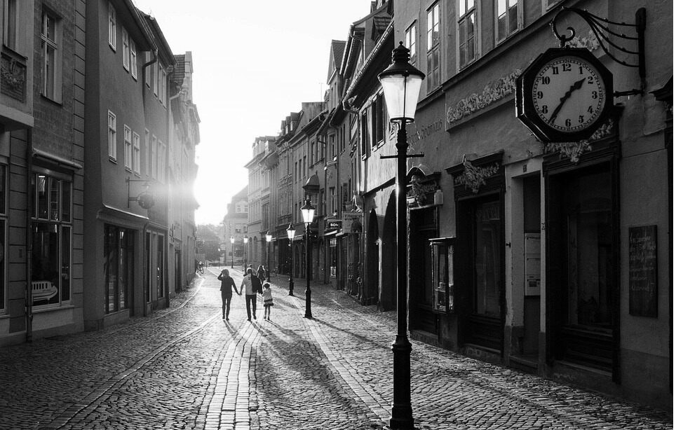 Une belle rue avec des copropriétés