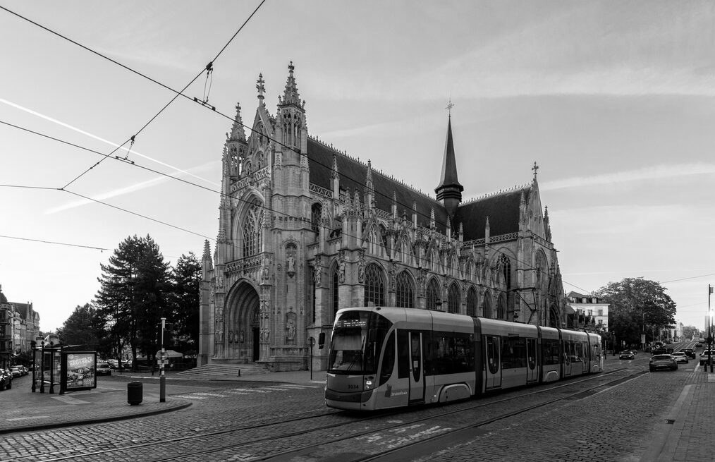 Un métro dans une ville