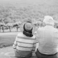 Un couple sénior dans la nature