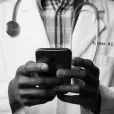 Un médecin révisant son bail à usage mixte professionnel et d'habitation sur son téléphone