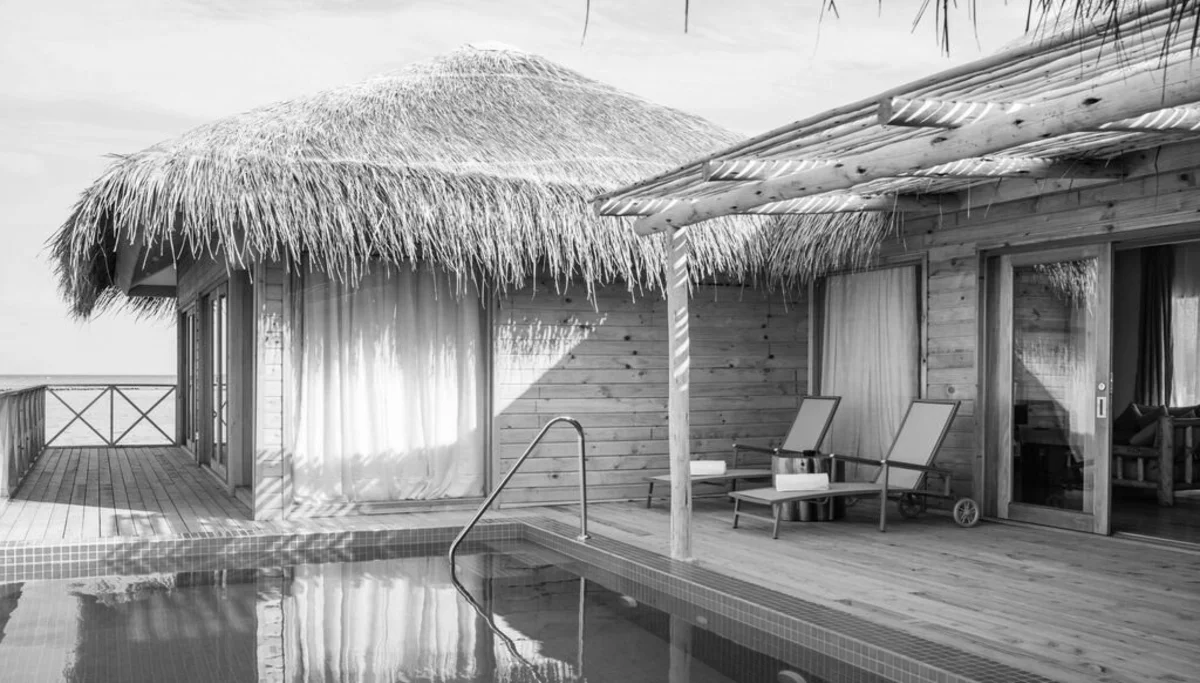 Villa tropicale avec une piscine au bord de la mer
