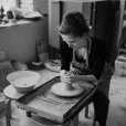 Fonds artisanal : une femme faisant de la poterie dans son atelier