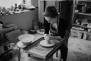 Fonds artisanal : une femme faisant de la poterie dans son atelier