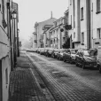 Une ruelle avec des immeubles de part et d'autre