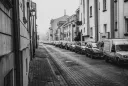 Une ruelle avec des immeubles de part et d'autre