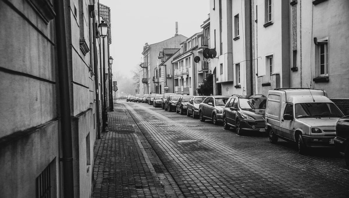 Une ruelle avec des immeubles de part et d'autre