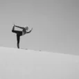 Une femme tenant l'équilibre sur une dune