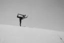 Une femme tenant l'équilibre sur une dune