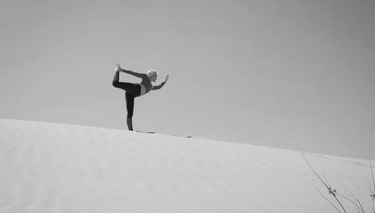 Une femme tenant l'équilibre sur une dune