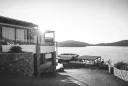 Une villa moderne au bord d'un lac