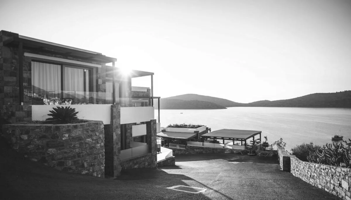 Une villa moderne au bord d'un lac