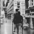 Des ouvriers qui jouent dans un entrepôt