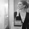 Une jeune femme faisant du shopping