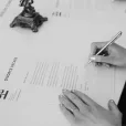Une notaire signant un contrat
