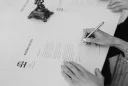 Une notaire signant un contrat