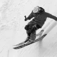 Une personne jouant du ski