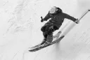 Une personne jouant du ski