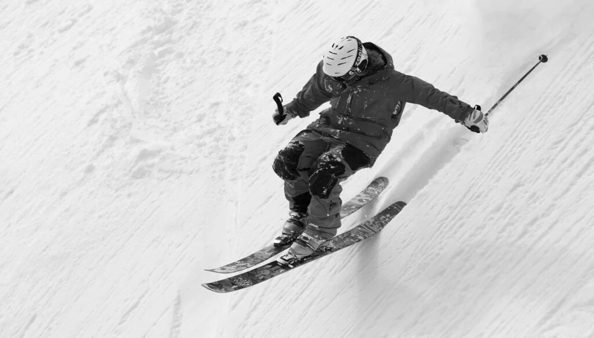 Une personne jouant du ski