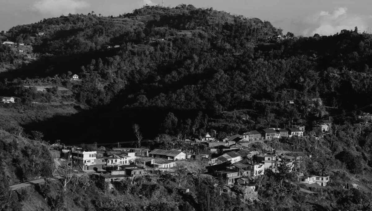 Des maisons et des terrains vides dans une montagne