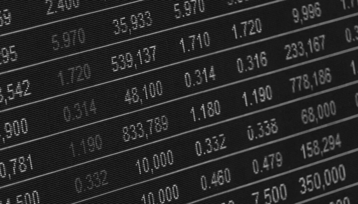 Un tableau de bord avec des chiffres