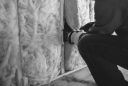 Un technicien posant une isolation thermique