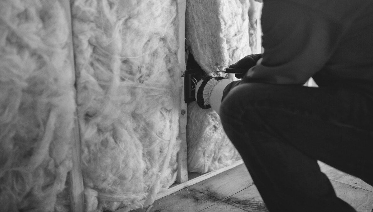 Un technicien posant une isolation thermique