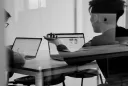 2 jeunes hommes travaillant dans leur bureau
