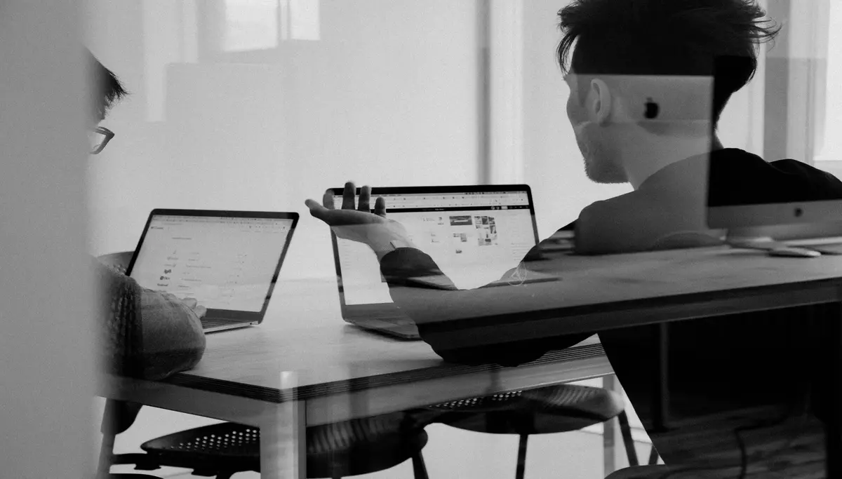 2 jeunes hommes travaillant dans leur bureau